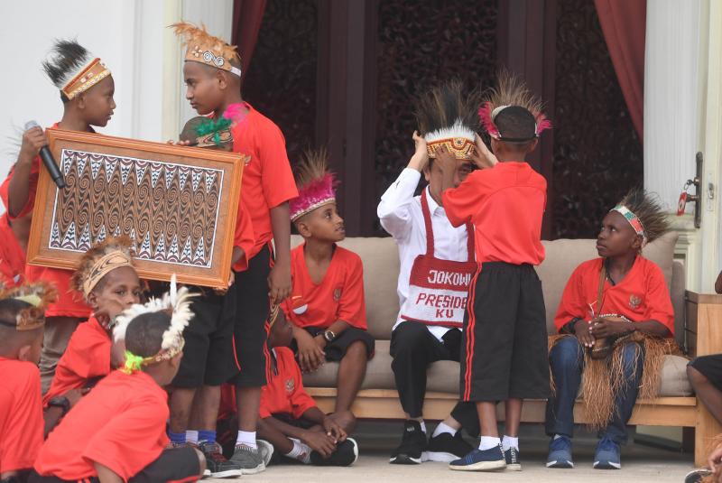 PRESIDEN TERIMA ANAK-ANAK PAPUA