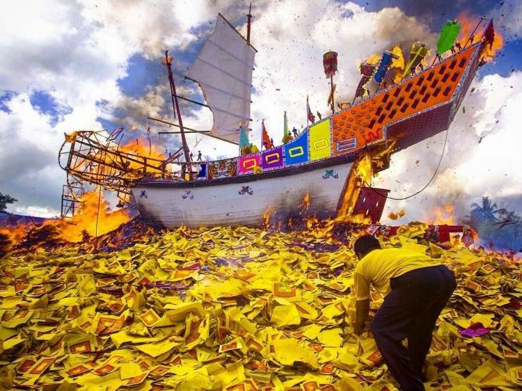 Warga Tionghoa di Bagansiapi-api Bakar Tongkang untuk Mengenang Leluhur