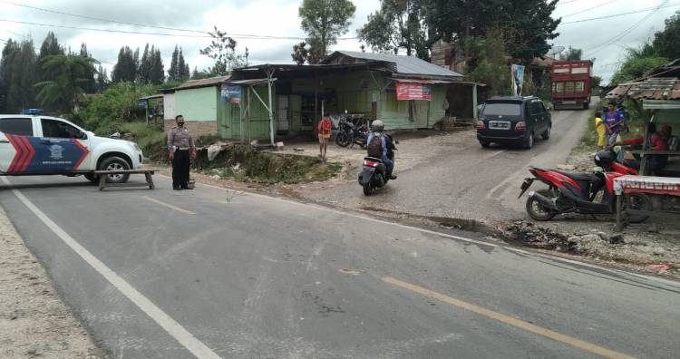 Akibat Jalan Amblas, Satlantas Polres Dairi Lakukan Rekayasa Lalu Lintas