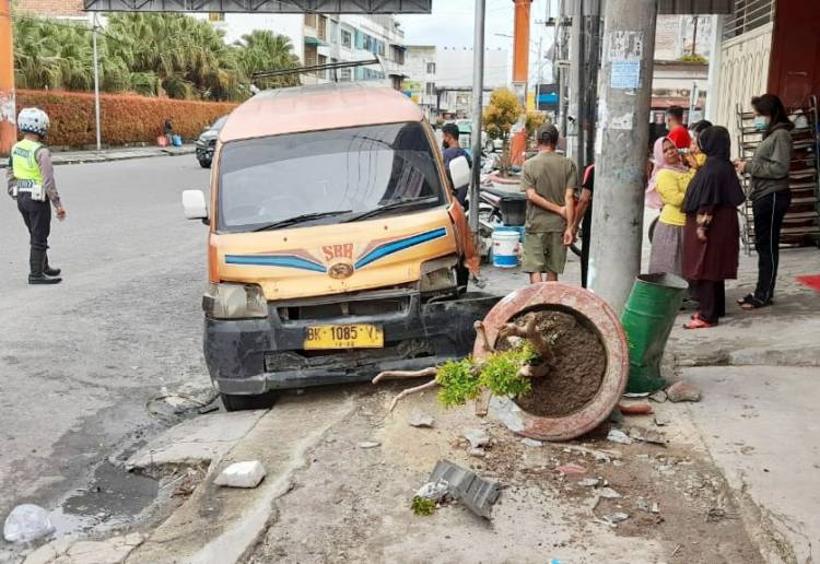 Angkot Sinar Beringin Tabrak Sepeda Motor di Trotoar