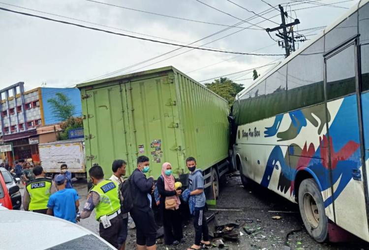 Bus Tabrak Truk di Jalinsum Tanjungmorawa, Penumpang dan Sopir Bus Luka-luka