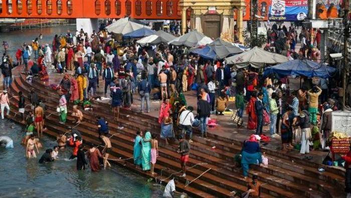 Di Tengah Pandemi, Warga India Berbondong-bondong ke Sungai Gangga