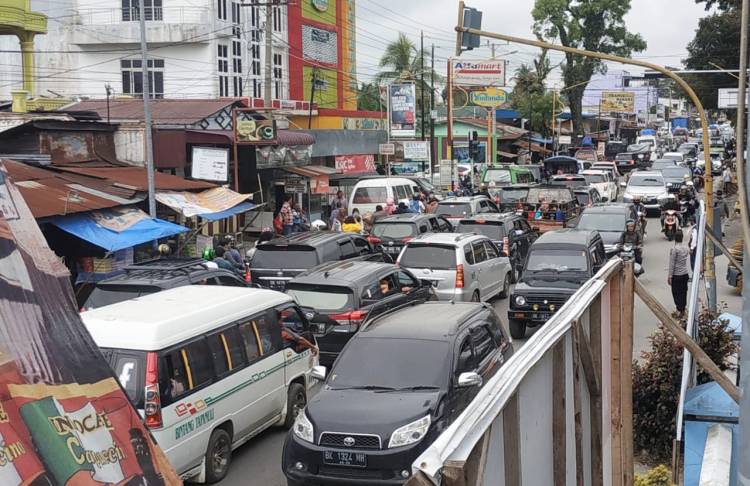 H+2 Libur Tahun Baru, Arus Balik Kendaraan Mulai Padati Simpang Dua Pematangsiantar