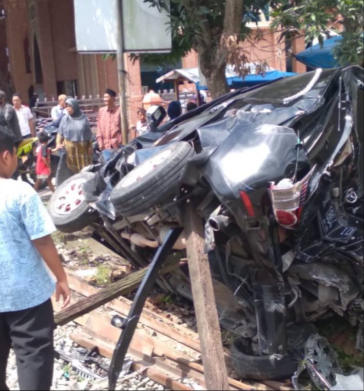 Kereta Api Jurusan Binjai-Medan Seruduk Avanza di Binjai