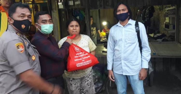 Kapolresta Deliserdang Bersama Wartawan Beri Paket Natal di Lubukpakam 