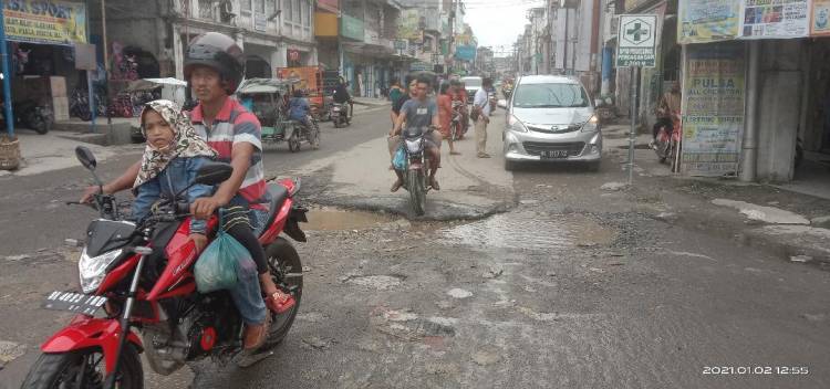 Warga Keluhkan Kondisi Jalan Sisingamangaraja Perdagangan Rusak dan Berlubang