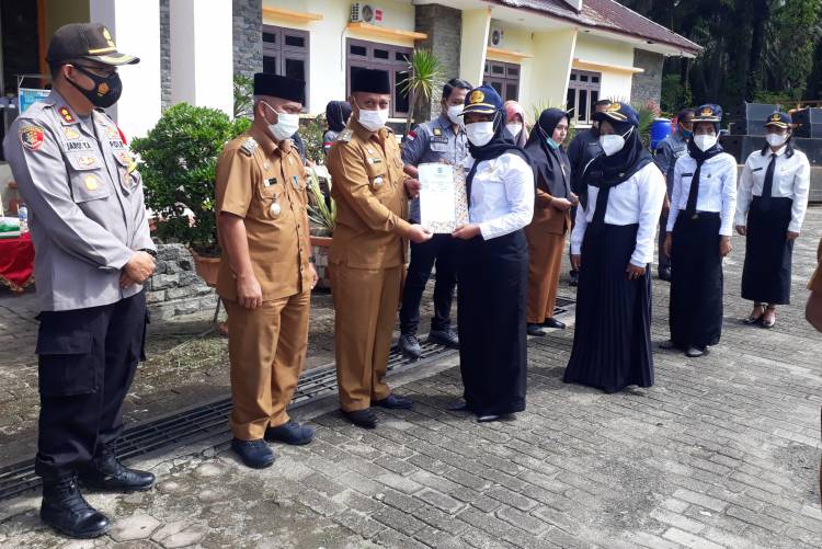 Pj Bupati Pakpak Bharat Serahkan SK CPNS