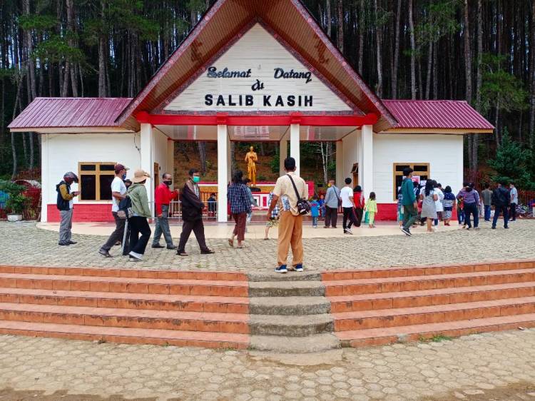 Suasana Libur Tahun Baru, Objek Wisata Salib Kasih Ramai Dikunjungi