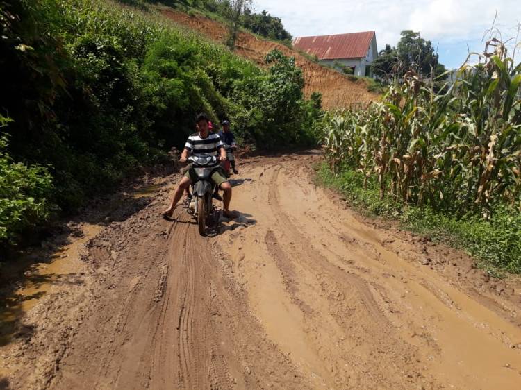 Jalan Mbal-mbal Petarum Rusak Parah, Berlumpur Bagai Kubangan Kerbau