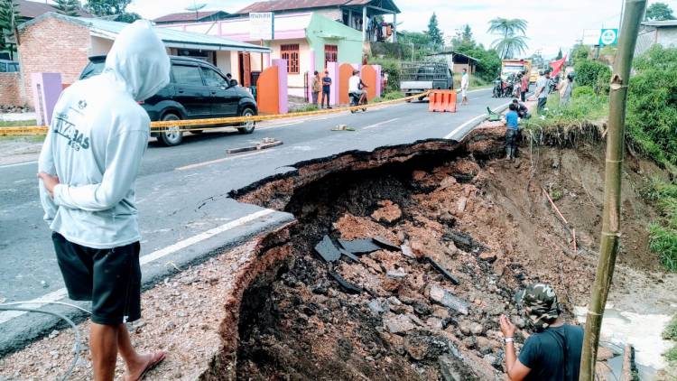 Badan Jalan Nasional di Desa Sitinjo Dairi Amblas