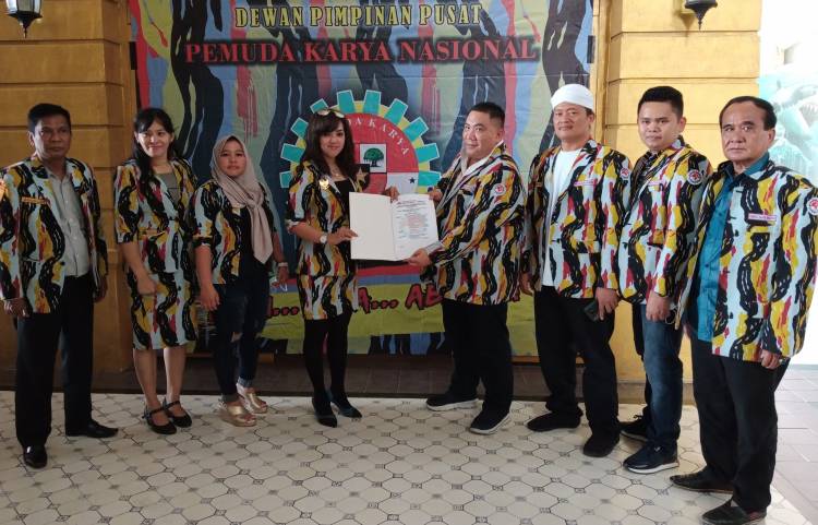 Ketum DPP PKN Serahkan Mandat ke Satuan Putri Karya dan DPD Sumbar