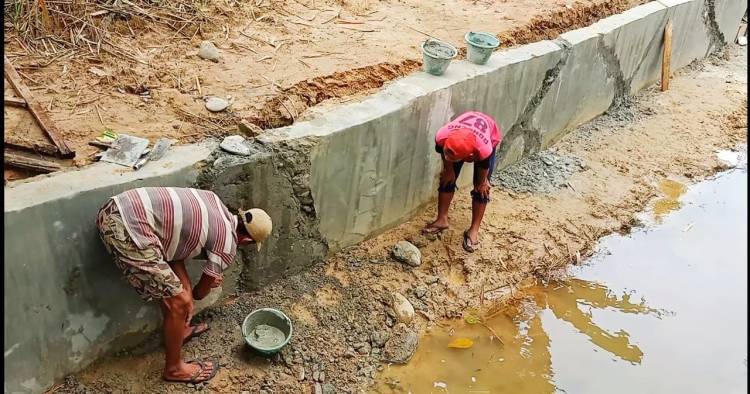 Proyek TPT yang Terbelah Hanya Ditambal Sulam Adukan Semen di Desa Sei Siur Langkat