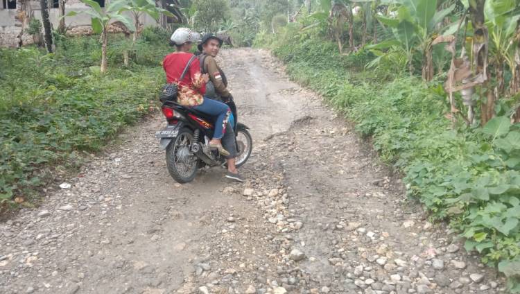 Warga Keluhkan Kerusakan Jalan di Saitagaramba