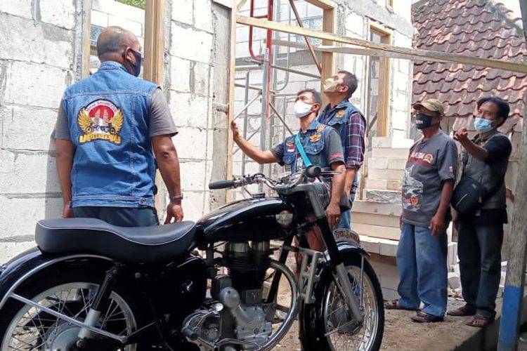Anggota MACI Rela Lelang Motor Antik Royal Enfield untuk Renovasi Mushala di Gresik