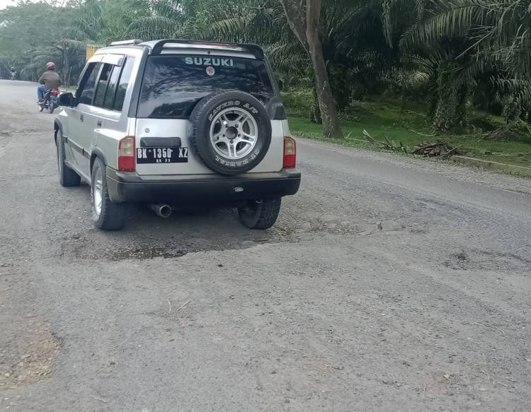 Jalan Provinsi di Desa Seisarimah-Desa Batu 12 Sergai Rusak Parah dan Memprihatinkan