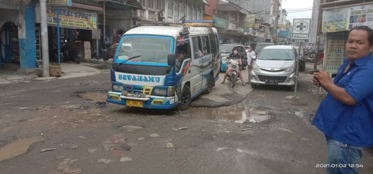Warga Keluhkan Kondisi Jalan Sisingamangaraja Perdagangan yang Rusak Berlubang