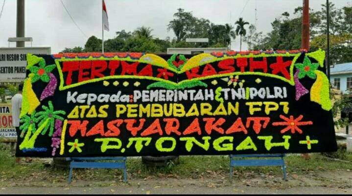 Karangan Bunga Berisi Ucapan Terima Kasih Atas Pembubaran FPI Terpampang di Depan Polsek Panei Tongah