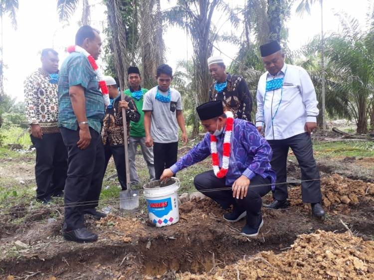 Sekdis Pendidikan Sumut Letakkan Batu Pertama Pembangunan Mushollah di SMK Negeri 1 Lubuk Barumun Palas