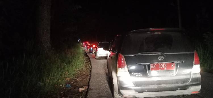 Akibat Truk Panjang Terhalang di Jalinsum Parapat, Arus Balik Macet Total Hingga Puluhan Kilometer