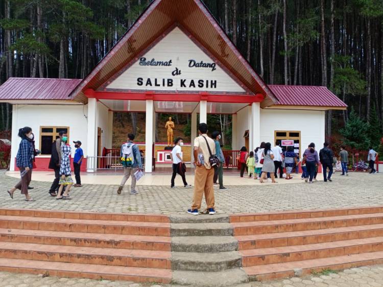 Suasana Libur Tahun Baru, Objek Wisata Salib Kasih Ramai Dikunjungi