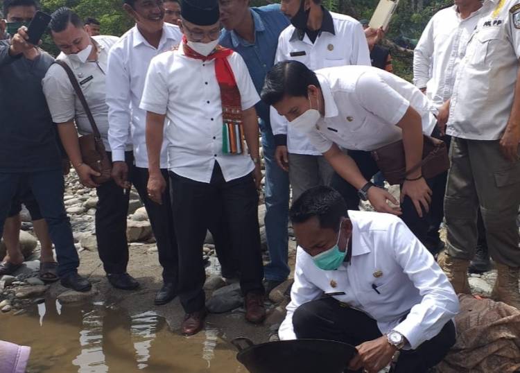 Bupati Agara Ikut Mendulang Emas
