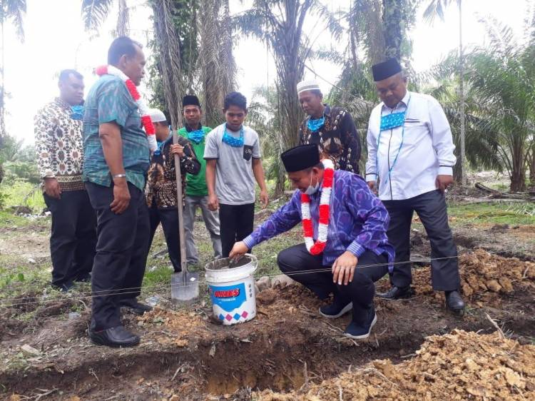 Sekdis Pendidikan Sumut Letakkan Batu Pertama Pembangunan Mushollah di SMKN 1 Lubuk Barumun