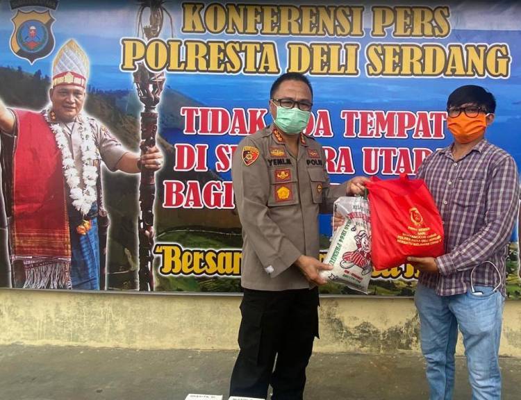 Kapolresta Deliserdang Bersama Wartawan Beri Paket Natal di Lubukpakam