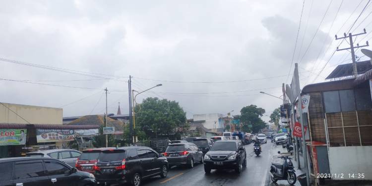 H+2 Libur Tahun Baru, Kendaraan Ramai dari Parapat Melintasi Simpang Dua