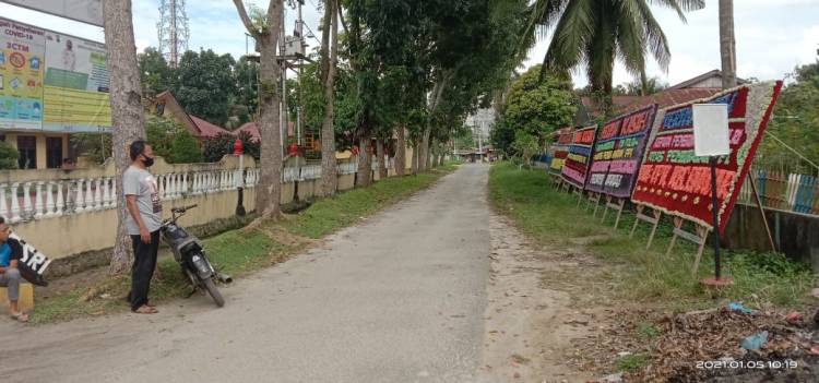 Mapolsek Perdagangan Dipenuhi Papan Bunga