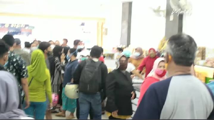 Satuan Gugus Tugas Covid-19 Pematangsiantar Bubarkan Kerumunan Massa di Toko Roti Ganda