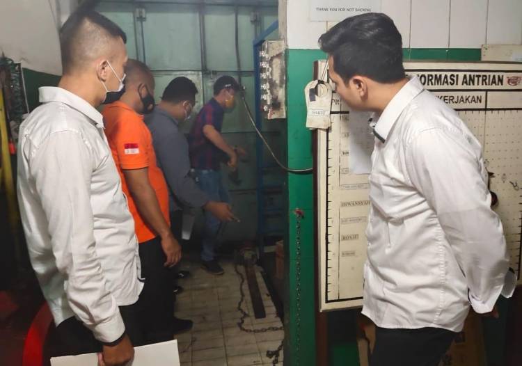 Polisi Olah TKP Peristiwa Calon Pengantin Tewas Terjepit di Lift Barang Showroom Tanjungmorawa