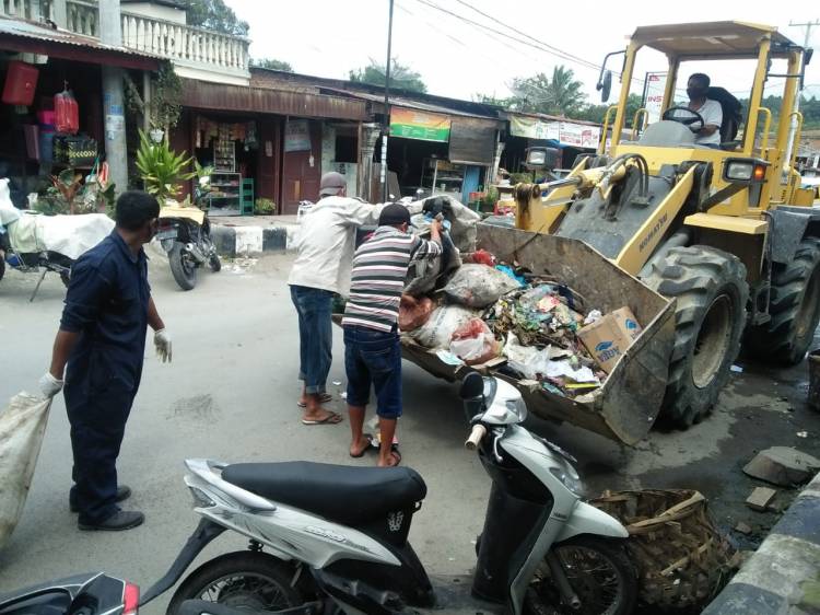 Atasi Sampah, Pemkab Samosir Kerahkan Dump Truk dan Back Loader