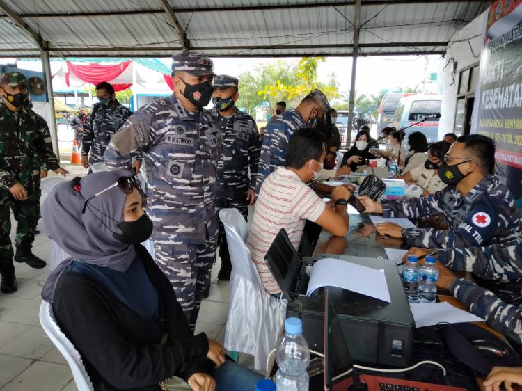 HUT ke-76 TNI AL, Lanal TBA Vaksinasi Ribuan Warga Maritim