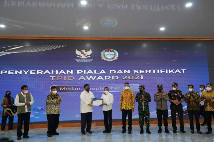 Menko Airlangga Serahkan Piala TPID Award 2021 kepada Gubernur Sumut