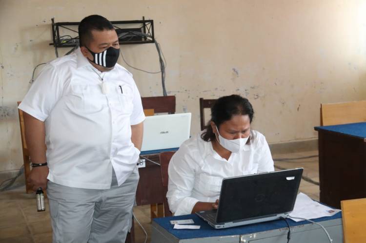 Bupati Tapsel Tinjau Pelaksanaan Seleksi Kompetensi Guru P3K