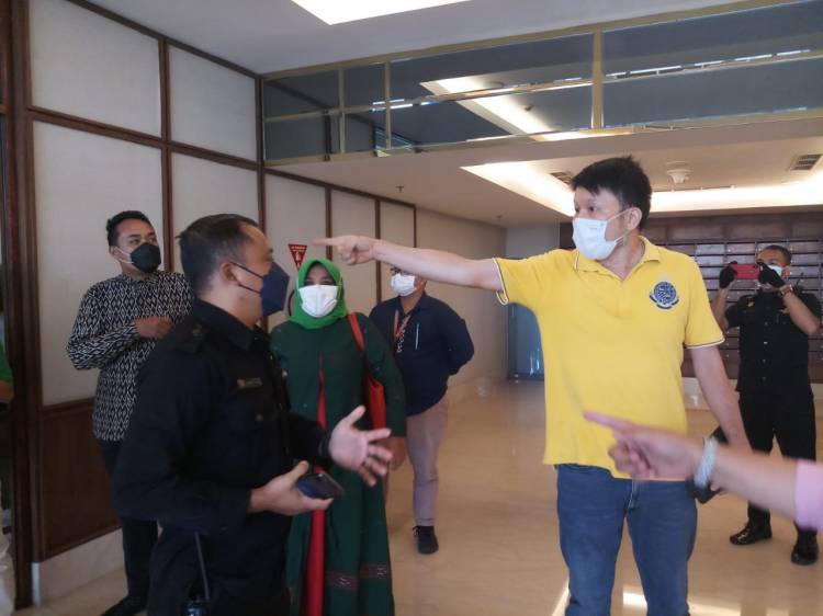 Aksi Protes Puluhan Pemilik Apartemen TRC Terhadap Pengelola Berlangsung Ricuh