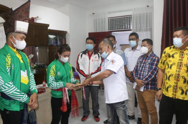 Simalungun Kirim 2 Atlet Wushu ke PON XX Papua