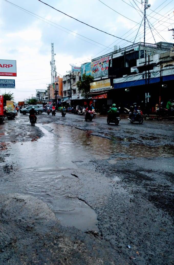 Kerap Tergenang Air, Jalan Marelan Raya Mulai Rusak Parah
