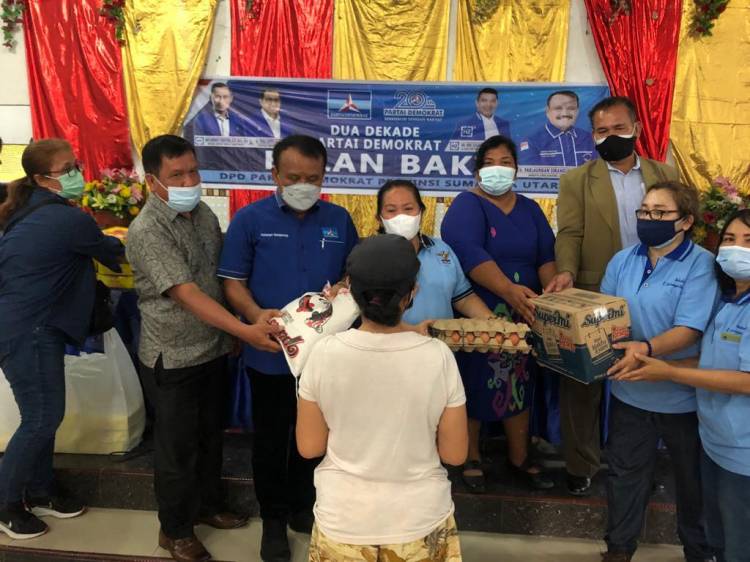 Anggota DPRD SU Bagikan 200 Paket Sembako ke Jemaat HKBP Jalan Pelajar Medan