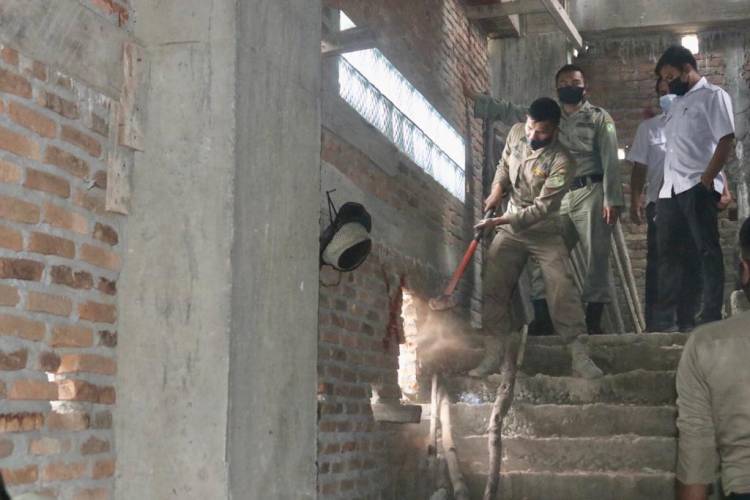 Bangunan Ruko Tanpa IMB di Medan Dibongkar Paksa