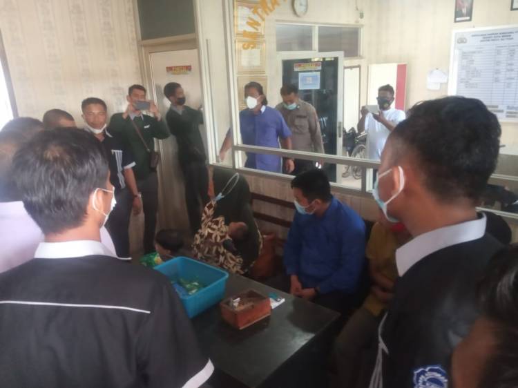 Seorang IRT Diamankan Kasus Penganiyaan, Sejumlah Advokat Datangi Polsek Percut Seituan Bawa Bayi