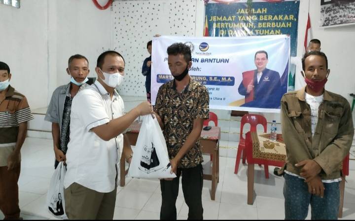 Martin Manurung Salurkan 5 Ton Beras kepada Korban Banjir di Nias