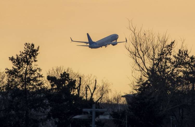 RI 'Merdeka' dari Zona Merah, Ini Syarat Terbaru Naik Pesawat