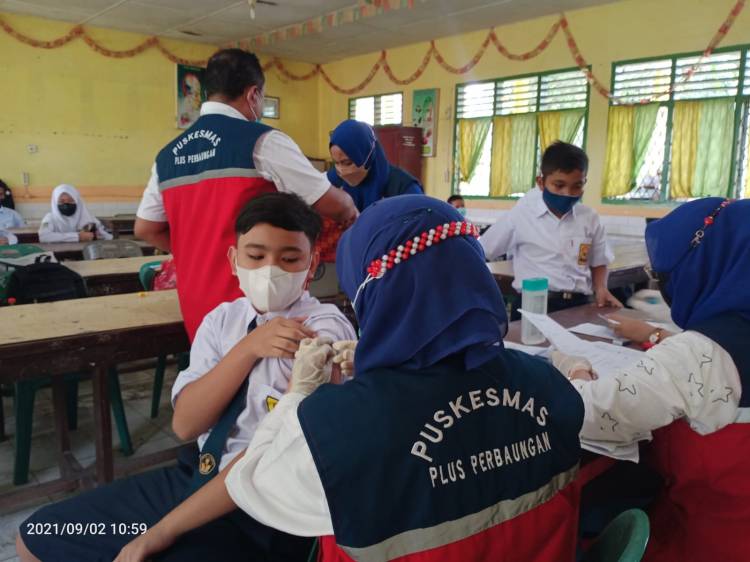 Persiapan PTM, Ratusan Pelajar SMP Negeri 2 Perbaungan  Sergai Ikuti Vaksinasi