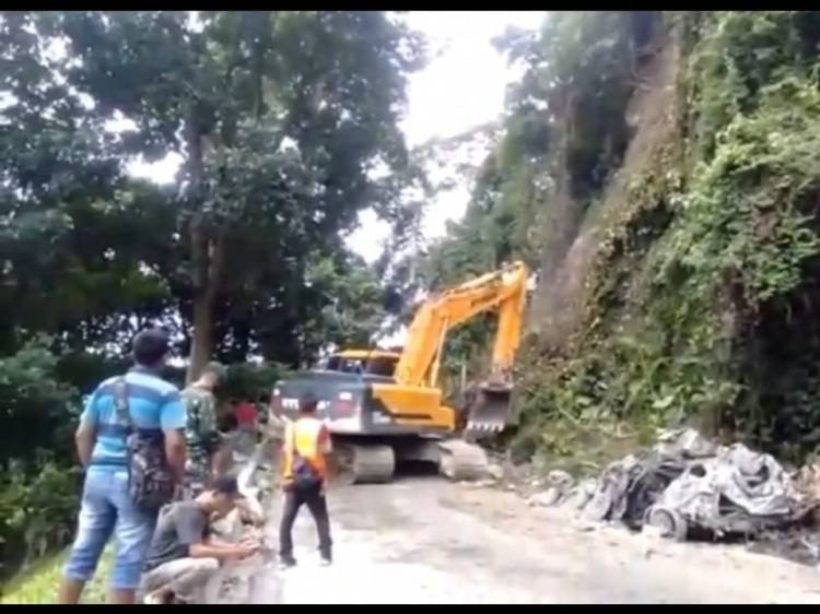 Turunkan Alat Beratnya Bersihkan Material Longsor Sibolangit, Camat Apresiasi CV Key-Key