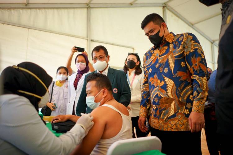 Wali Kota Medan Tinjau Vaksinasi  Sopir Angkutan Umum