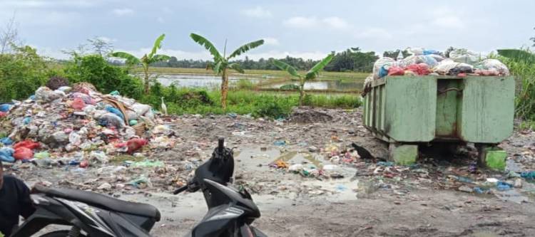 Tebarkan Aroma Busuk, Tumpukan Sampah di Pasar Pagi Pekan Sialangbuah Resahkan Warga