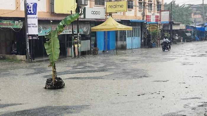 Protes Jalan Rusak, Warga di Labuhanbatu Tanam Pohon Pisang