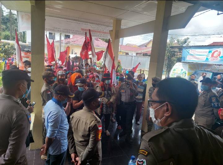 Puluhan Warga Desa Sukamaju Unjuk Rasa di Kantor BPN