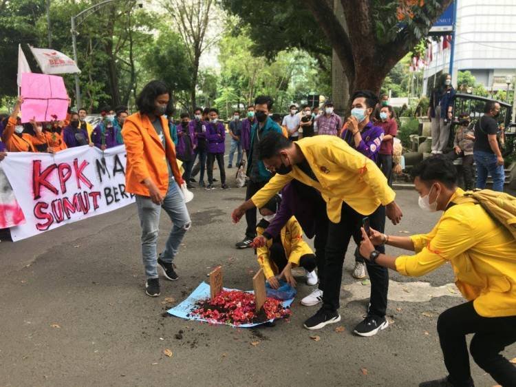 Massa Mahasiswa BEM Sumbagut Unjuk Rasa ke DPRD SU Protes Pelemahan KPK